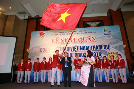 Trưởng đoàn thể thao VN tại Olympic Rio Trần Đức Phấn (trái) nhận cờ từ Bộ trưởng Bộ VH-TT&DL Nguyễn Ngọc Thiện.